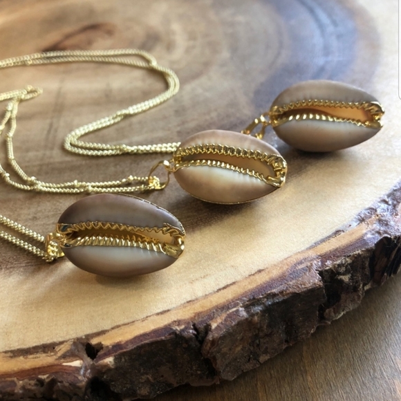 Boho 18K Gold Real Cowrie Shell Boho Necklace - Picture 2 of 3